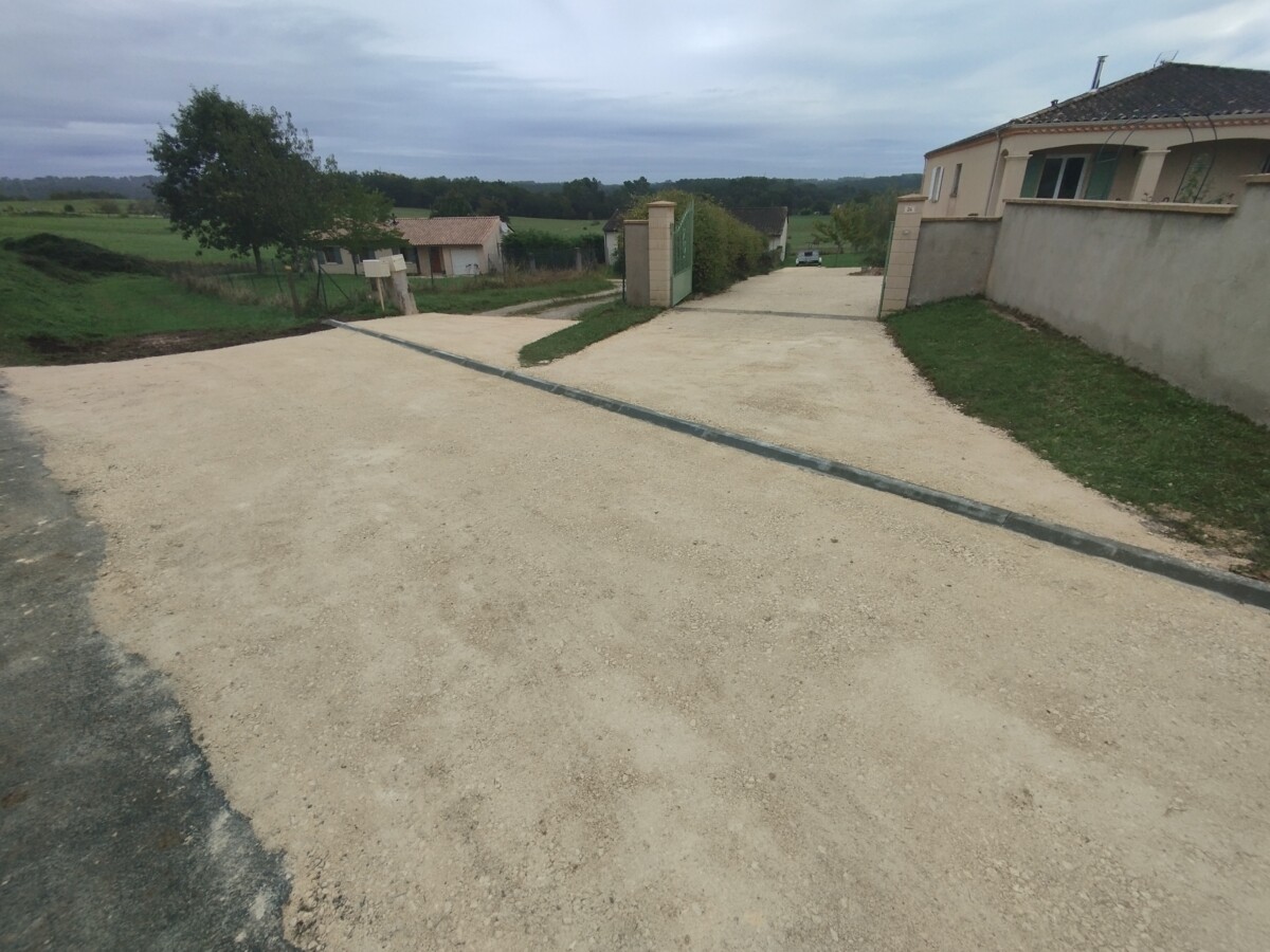 Vue de de l'entrée refaite en calcaire et des bordures pour dévier les eaux de pluie. Après travaux.