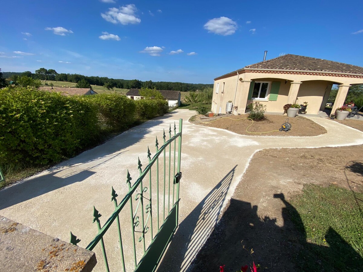 Vue de la cour refaite en calcaire. Après travaux.