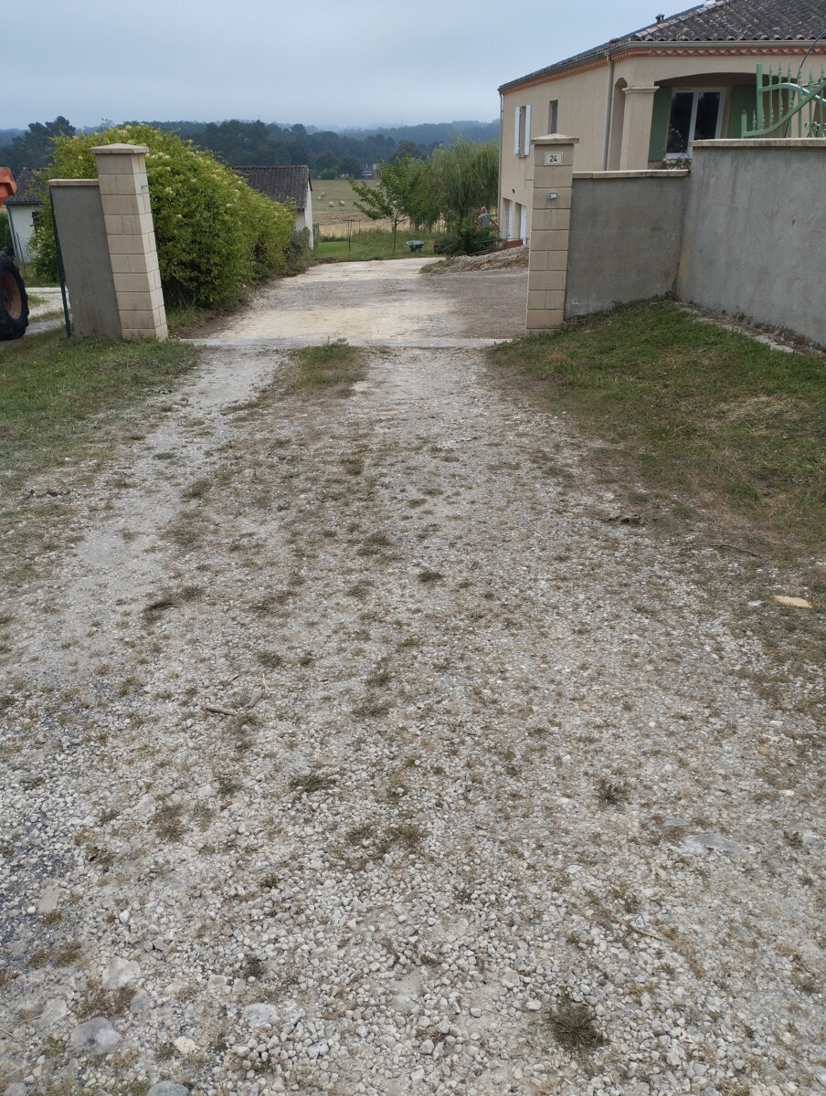 Vue de la cour et de l' entrée d'une résidence à remettre au prope. Avant travaux.