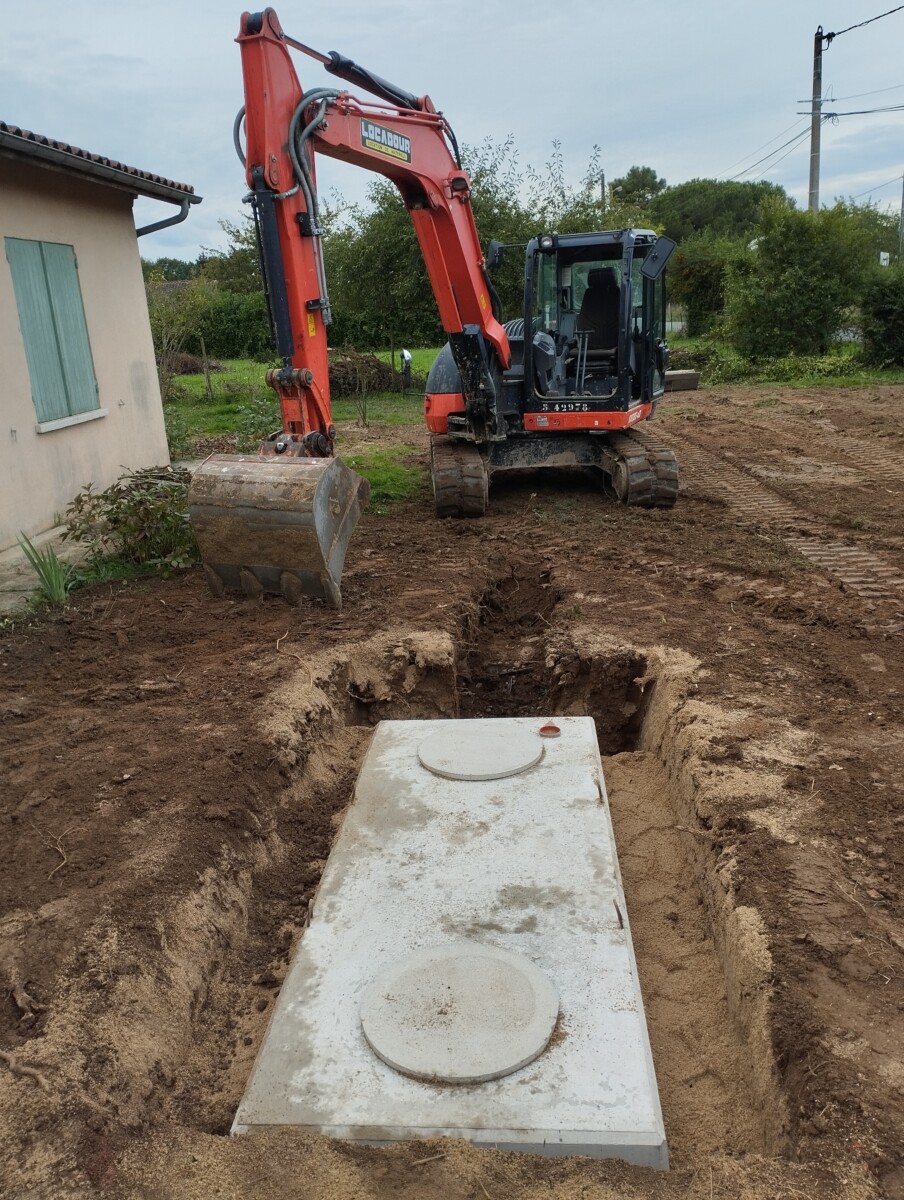 Vue de la mise en place d'une fosse toutes eaux en béton.