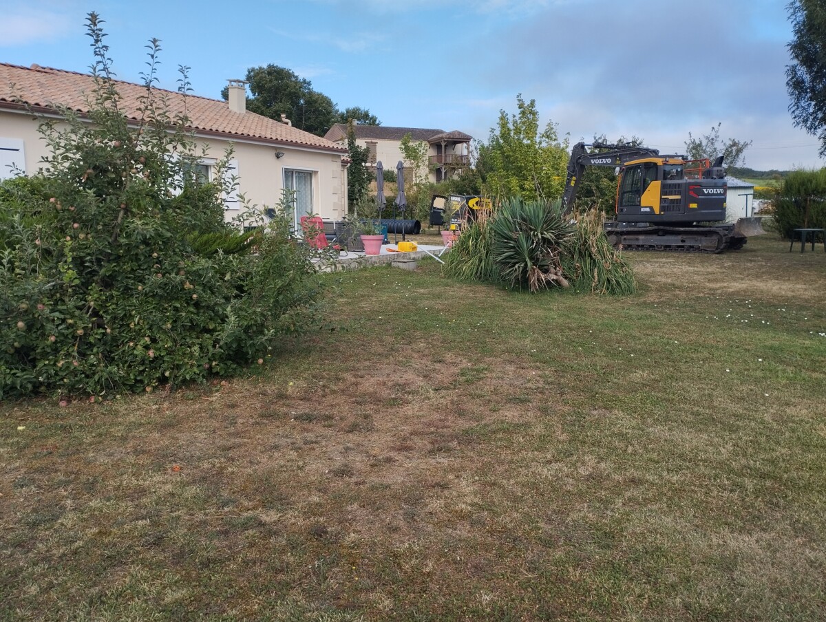 Création d'un assainissement pour un pavillon. Vue du terrain avant travaux.