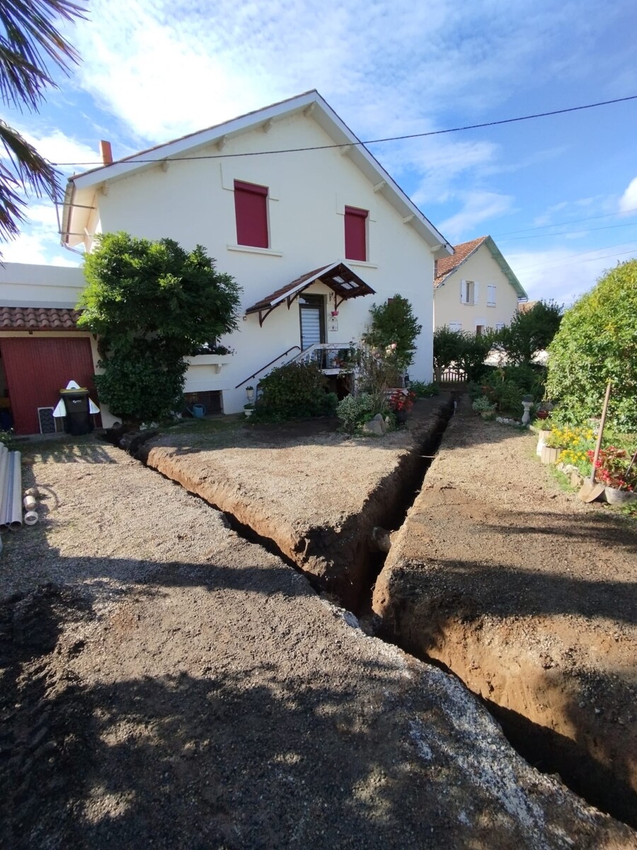 Vue de la cour avant travaux de mise aux normes de l'assainissement