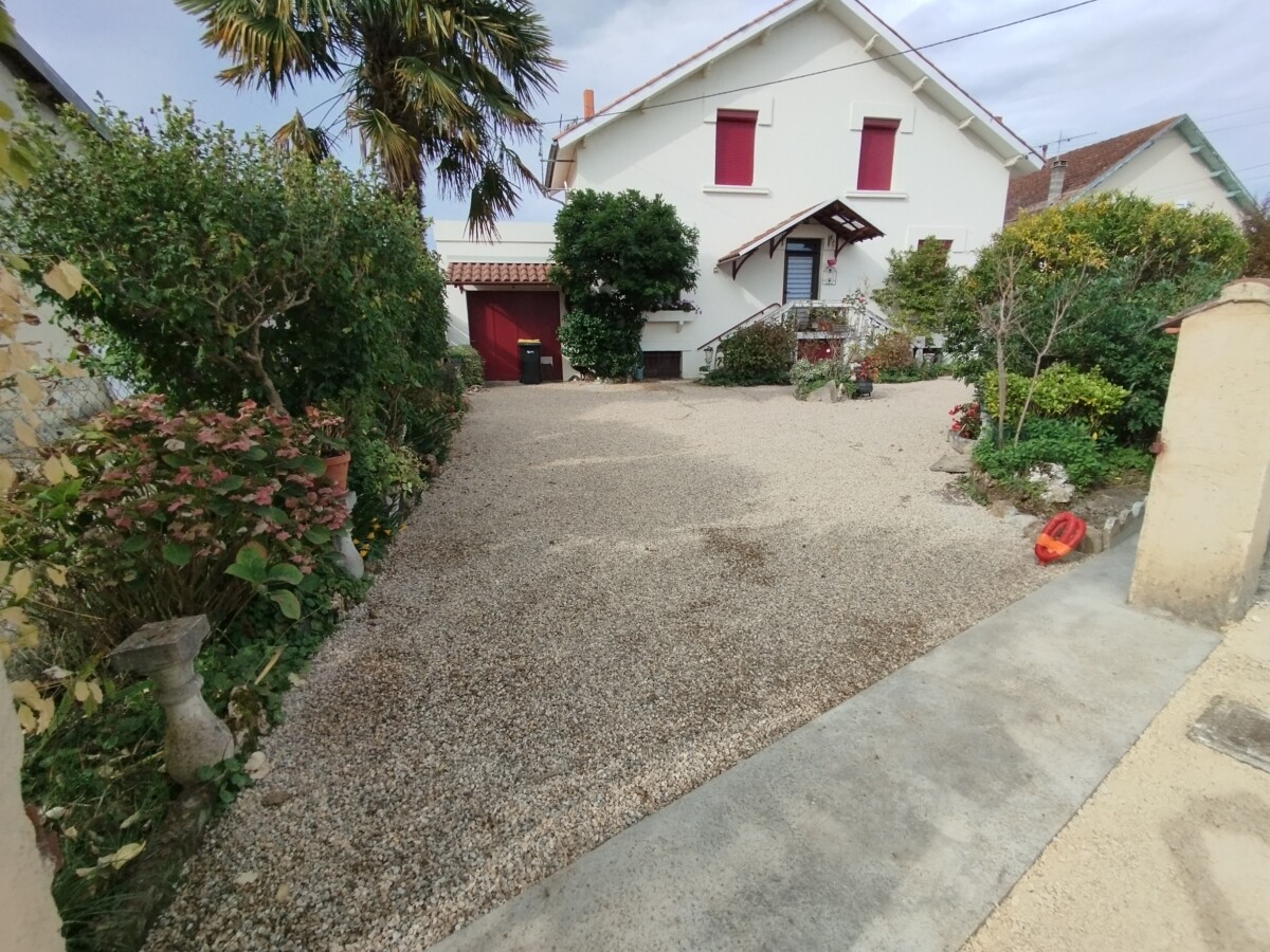 Vue de la cour après travaux de mise aux normes de l'assainissement
