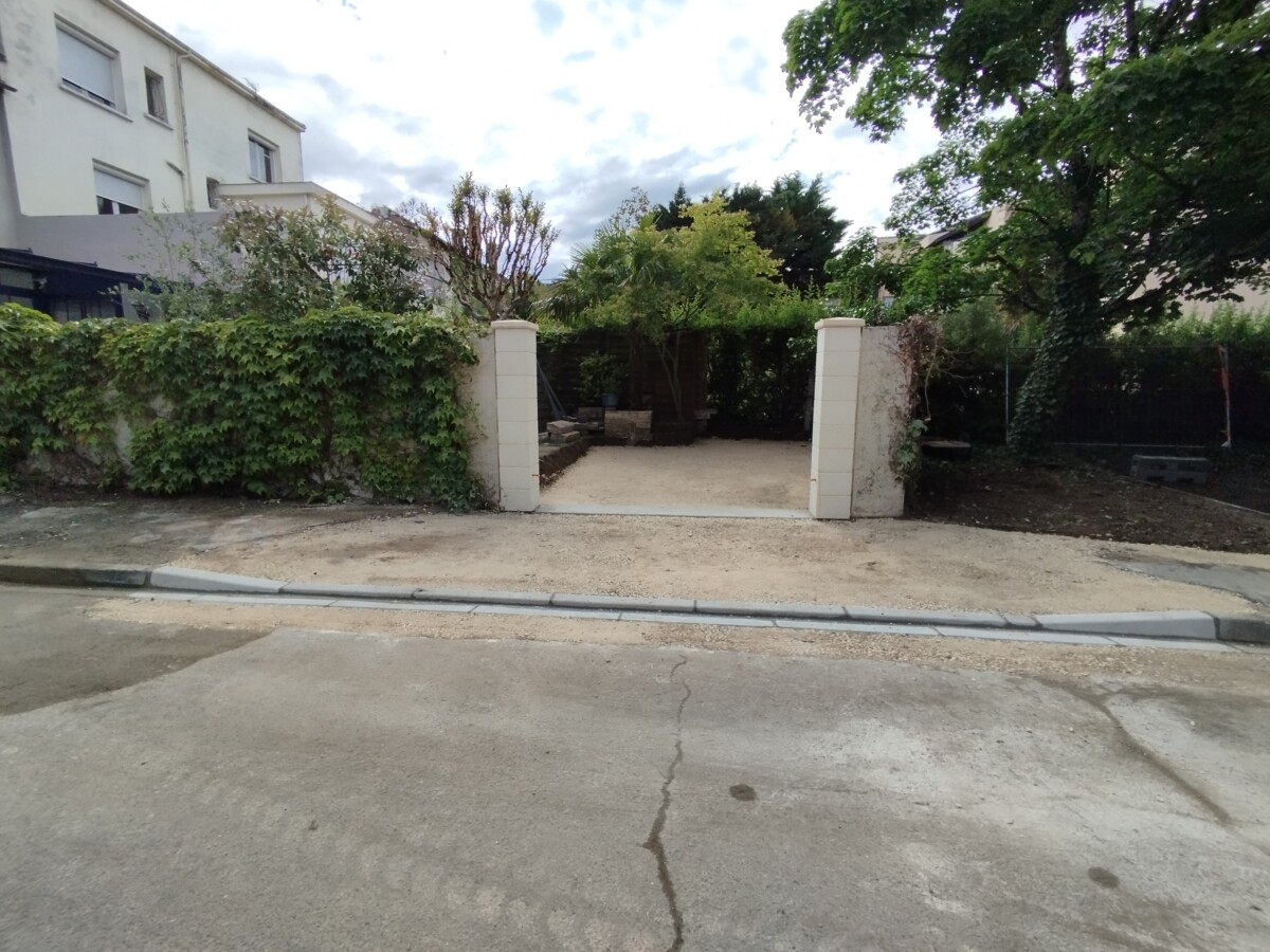 Création d'accès à un jardin. Vue d'ensemble terminé avec modification du trottoir de la voirie pour l'accès en voiture.