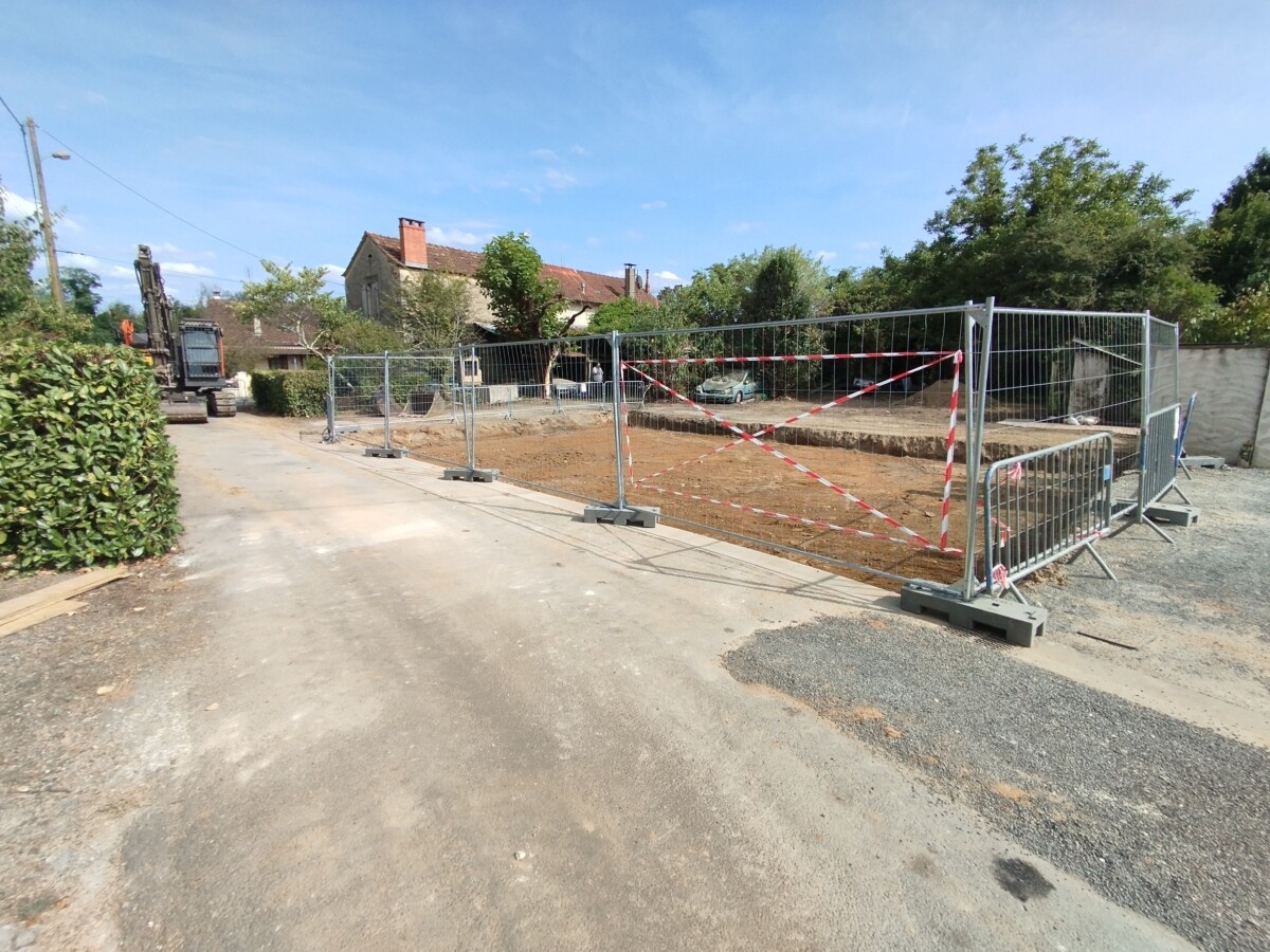 Vue du terrassement après démolition. Terrassement prêt à accueillir une nouvelle habitation.