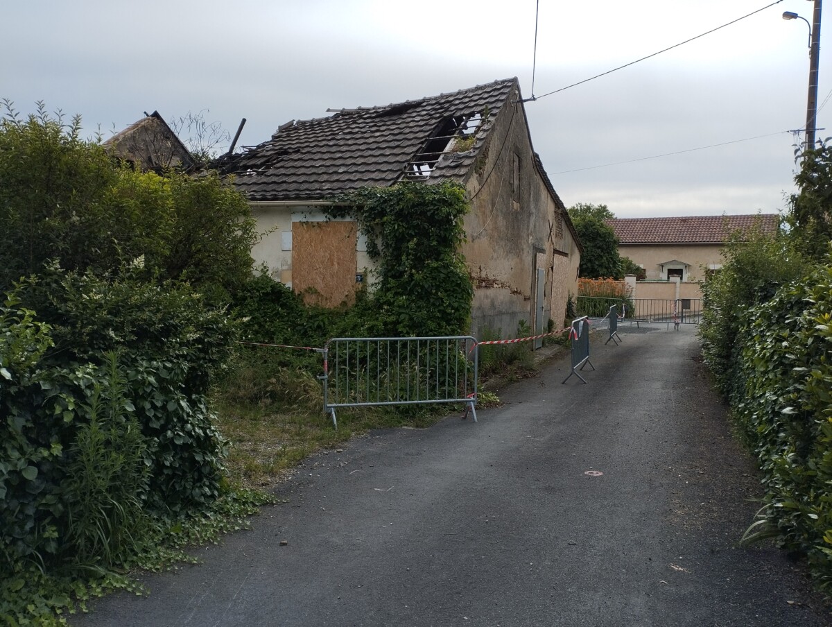 Vue d'une habitation en ruine prête à la démolition.