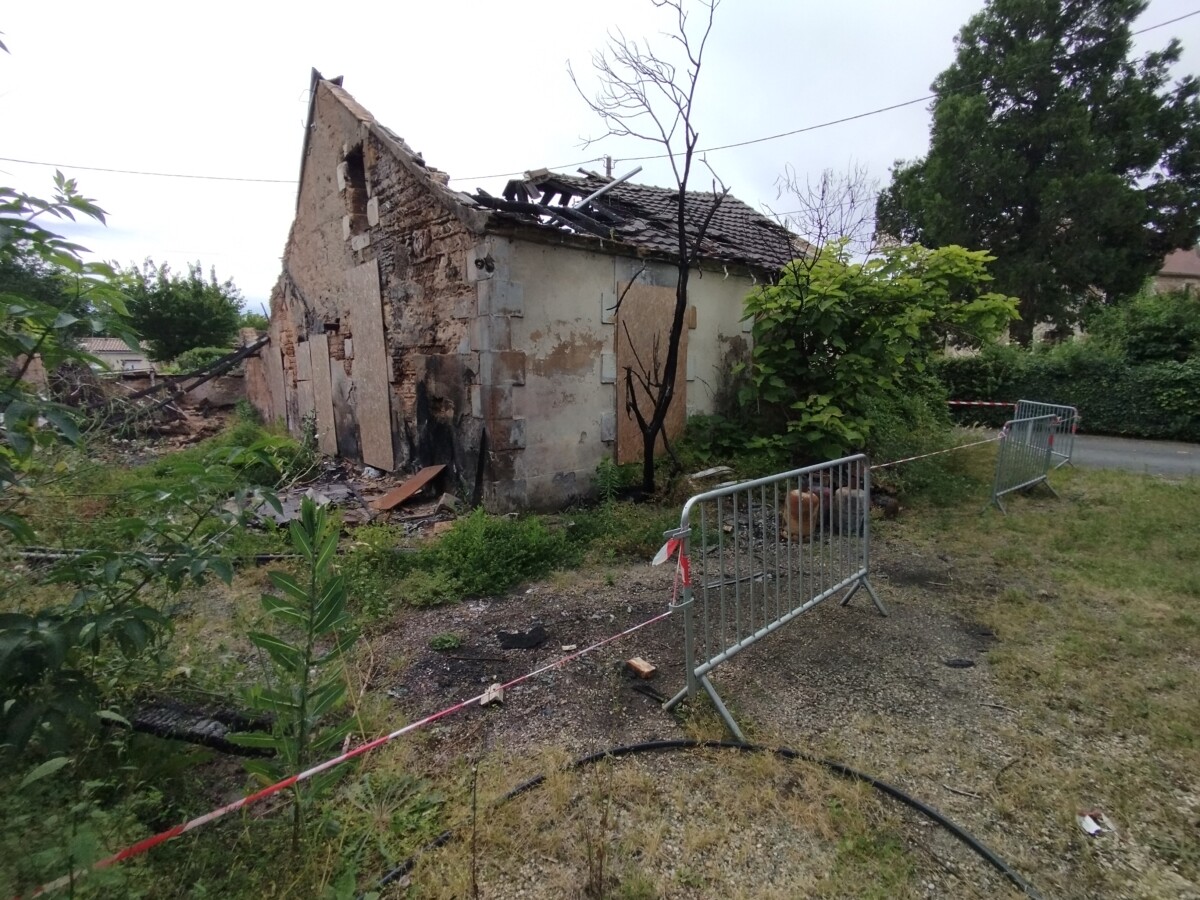 Vue d'une habitation en ruine prête à la démolition.