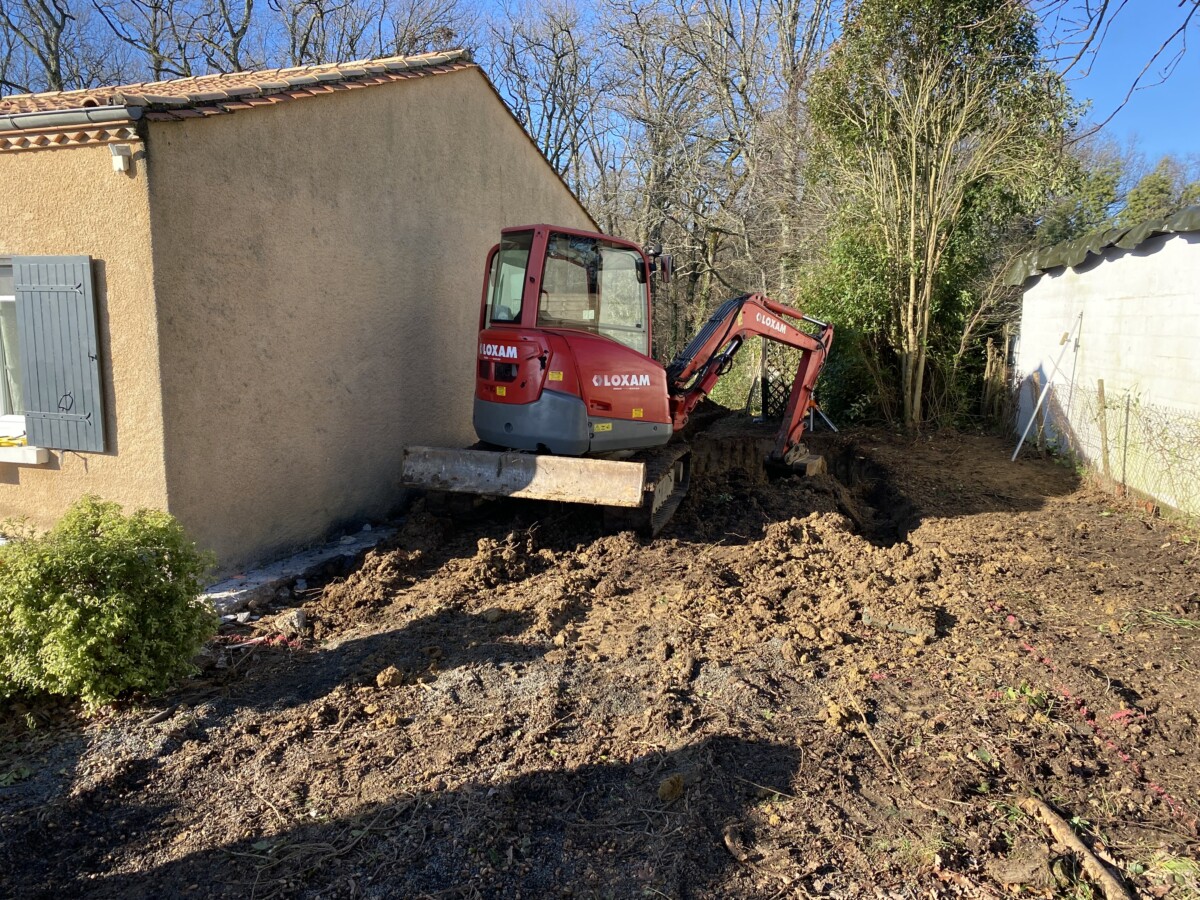 Vu du lieu, utilisation d'une pelle mécanique pour le terrassement. Travaux en cours.