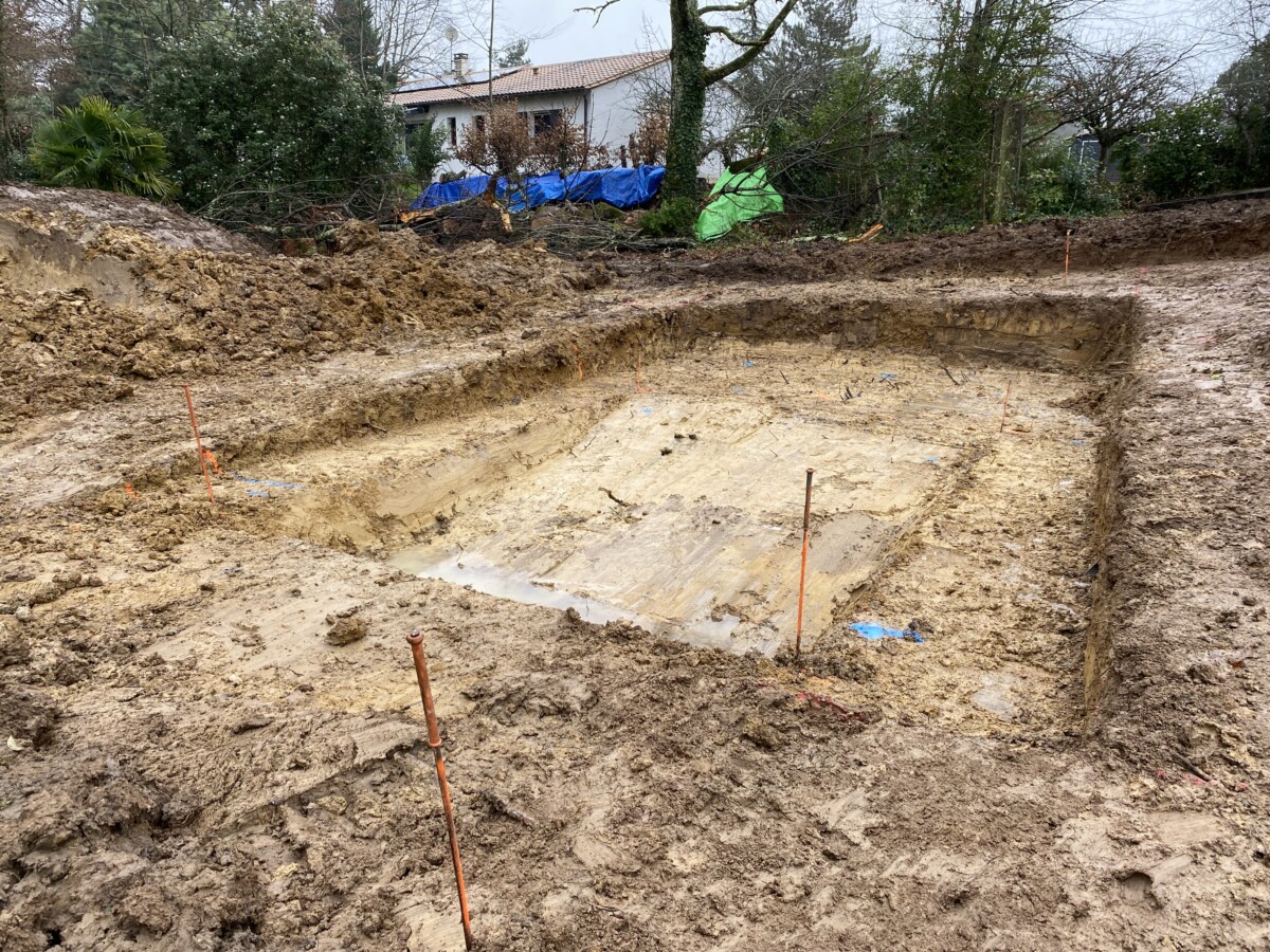 Chantier de terrassement en vue de la pose d'une piscine monobloc