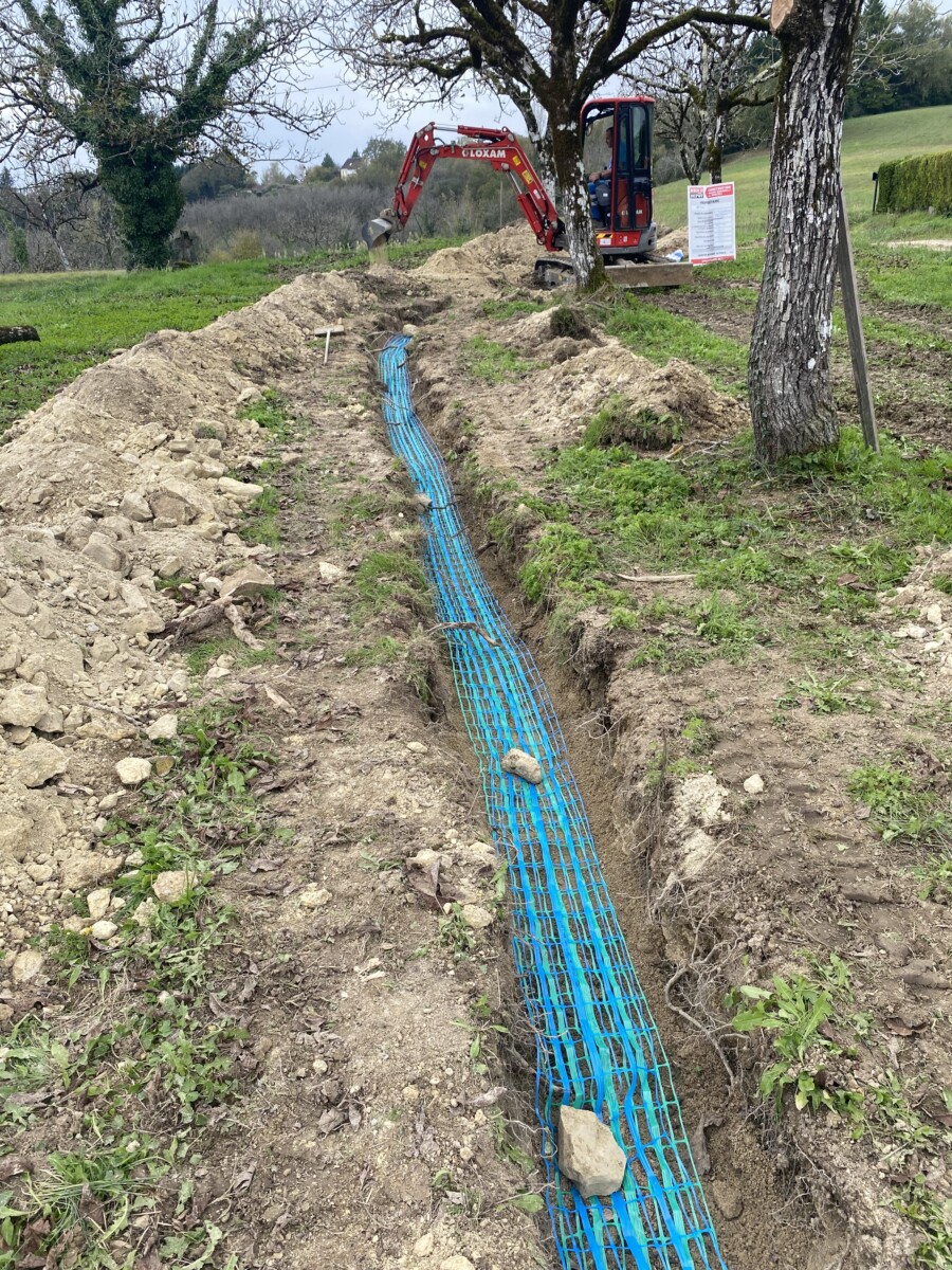 VRD : Vue d'une tranchée pour le passage d'une alimentation en eau potable et de télédistribution.