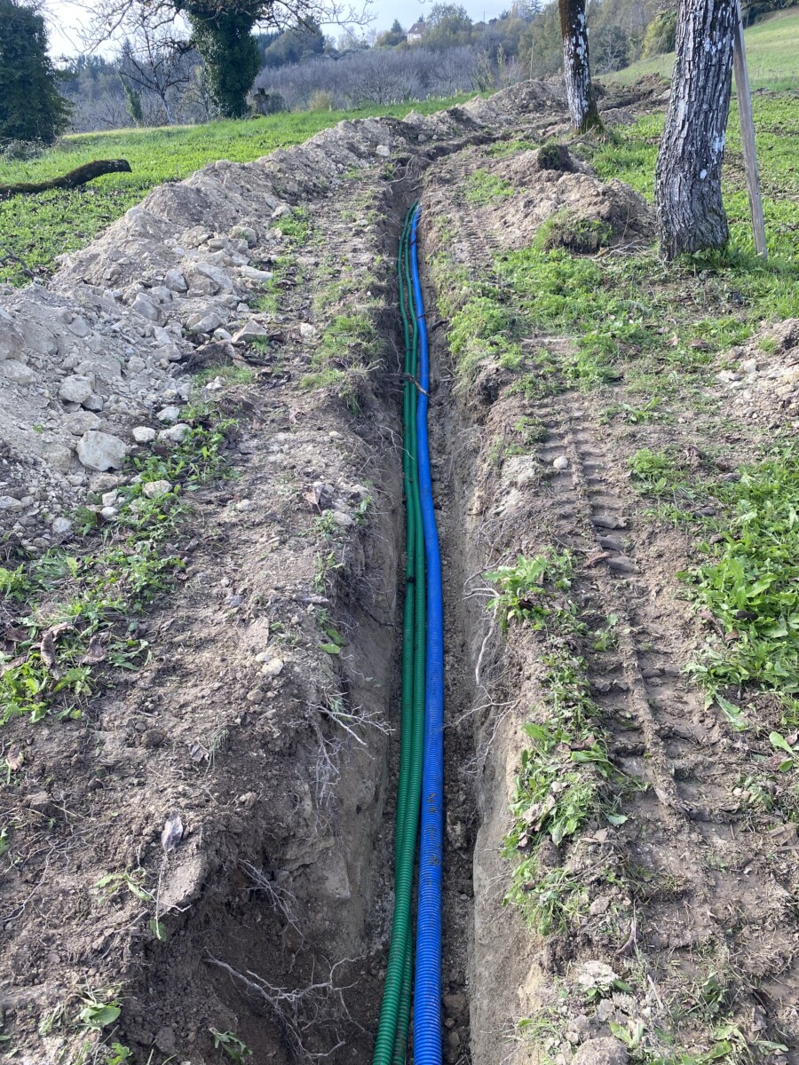VRD : Vue d'une tranchée pour le passage d'une alimentation en eau potable et de télédistribution.