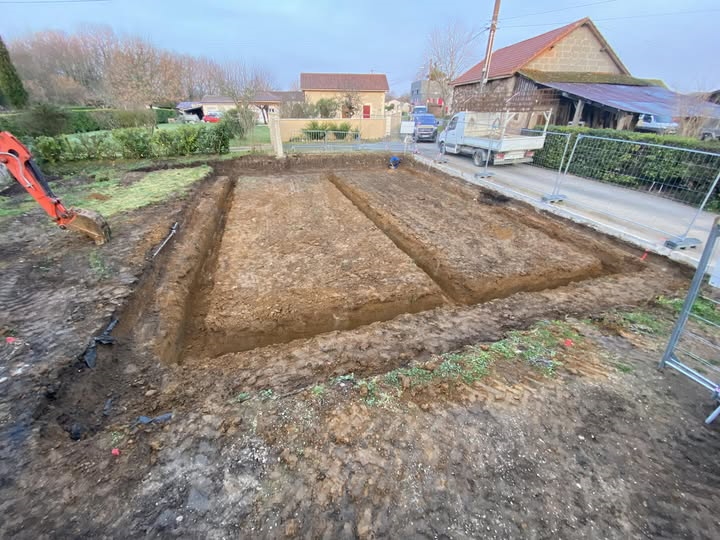 Terrassement : vue de l'ouverture des fondations pour la construction d’une maison neuve