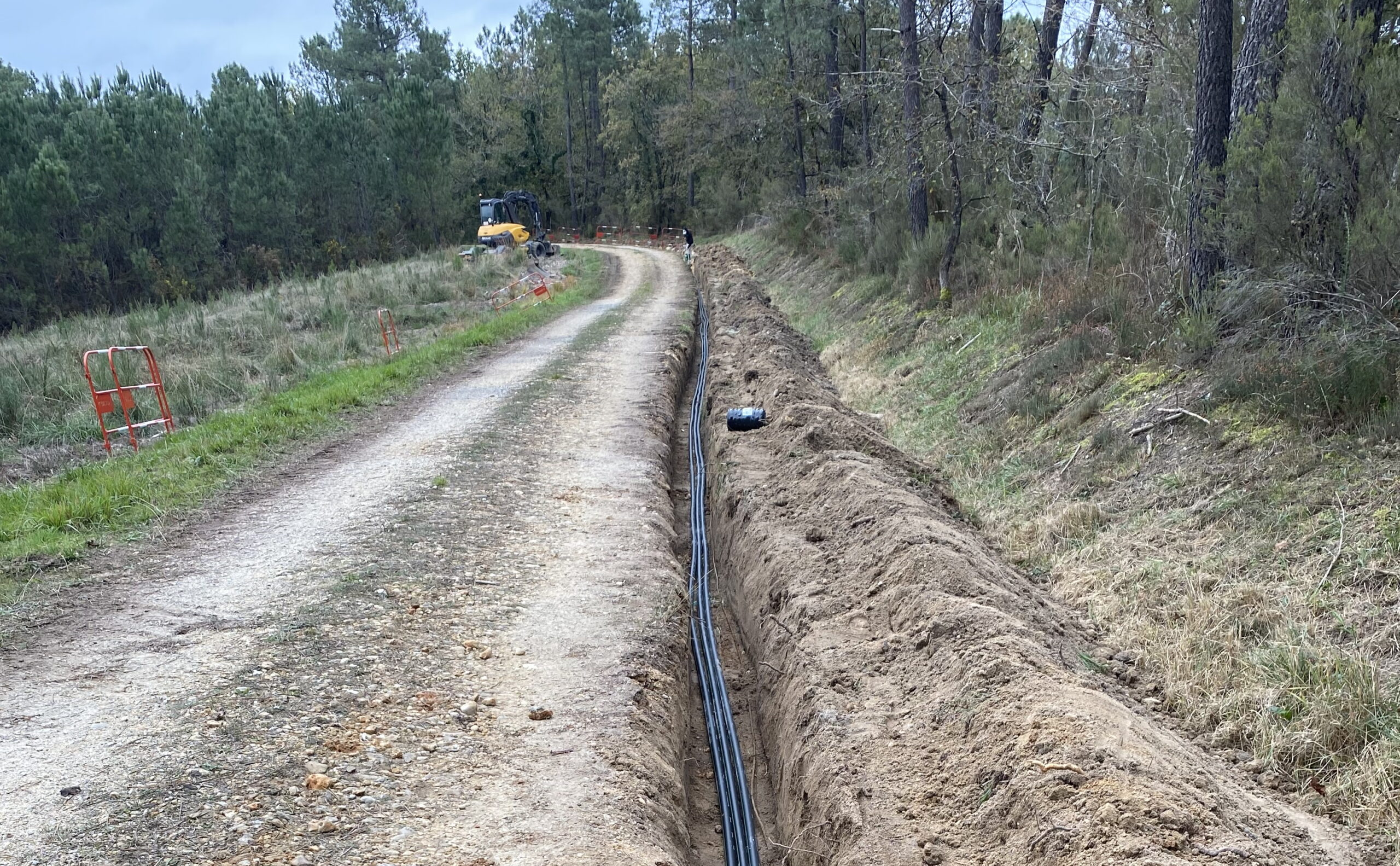 Réseau VRD. Vue d'une tranchée ouverte pour le passage de la fibre optique